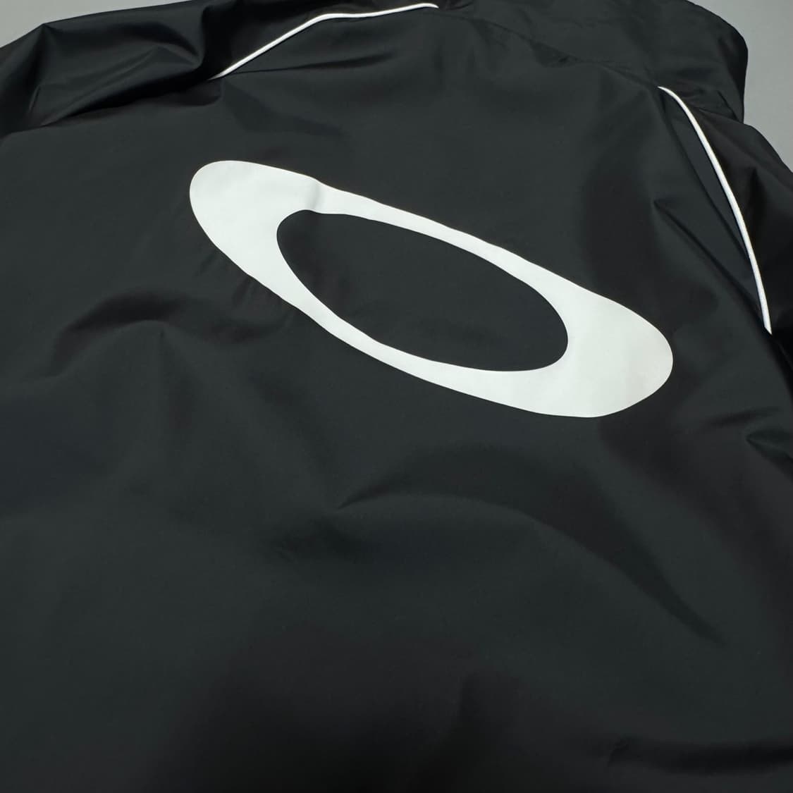 오클리 블랙컬러 파이핑 양면 서클 로고 폴리에스터 하이넥 윈드브레이커 상품이미지5