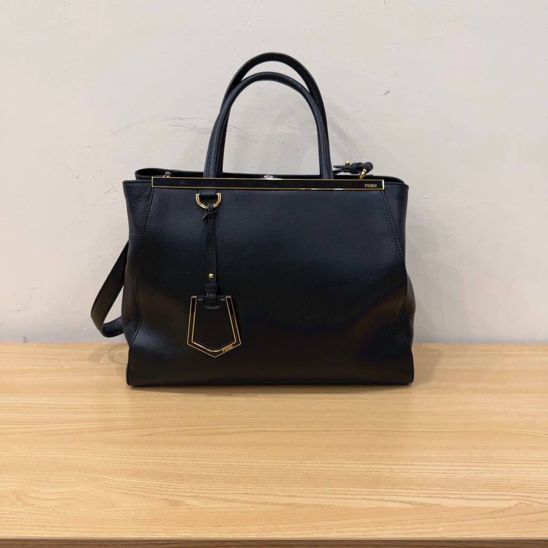 펜디 토트백 사피아노 레더 골드 메탈 바 프레임 디테일 블랙 상품이미지1