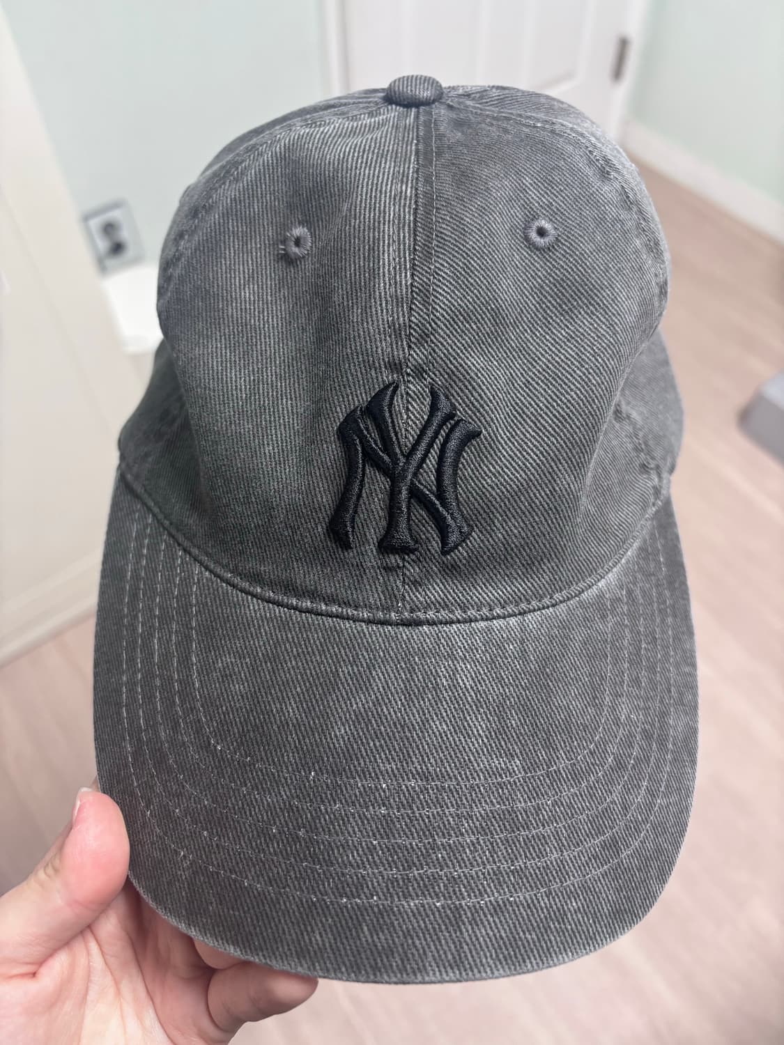 [카리나 착용]베이직 워싱 언스트럭쳐 볼캡 NY (D.Grey) 상품이미지4
