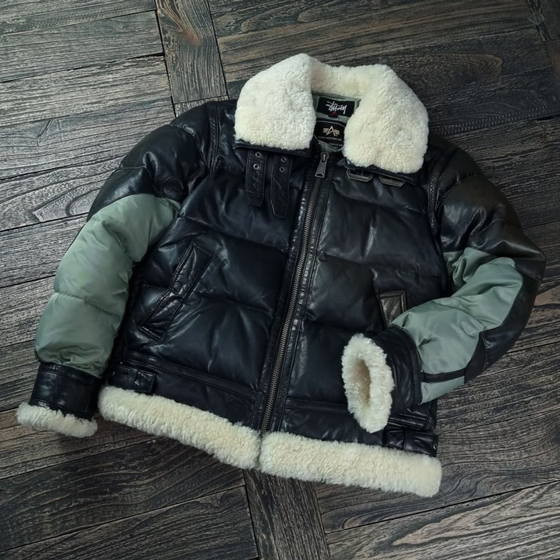 [스투시 X 알파인더스트리] 고트스킨 덕다운 레더 무톤 패딩 P01369 상품이미지1