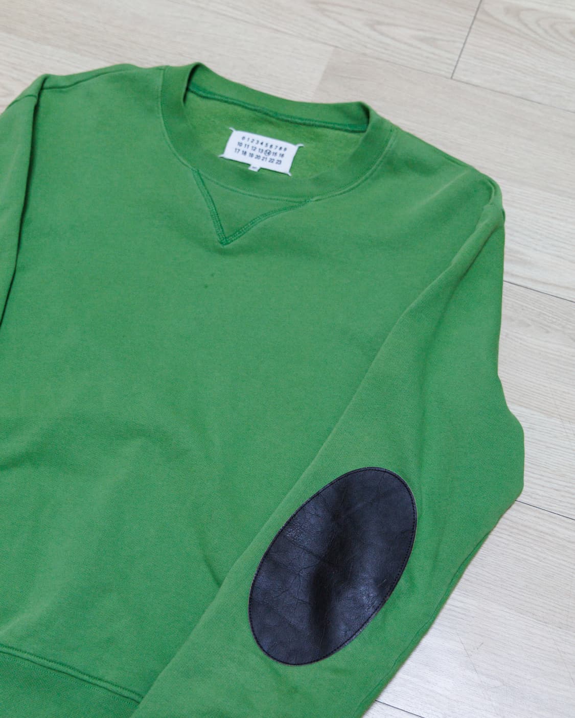 마르지엘라 엘보우 레더 패치 스웻셔츠 상품이미지2