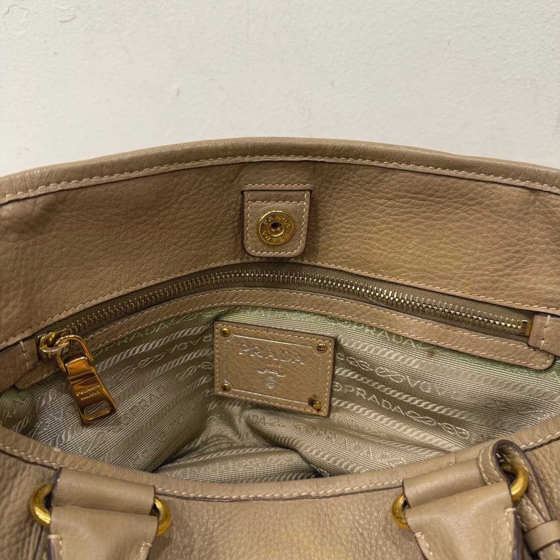 프라다 토트백 사피아노 레더 골드 삼각 로고 디테일 베이지 핑크 상품이미지6
