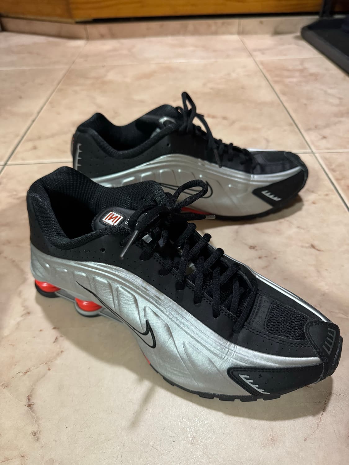 나이키 샥스 R4 메탈릭 실버 레드  상품이미지1