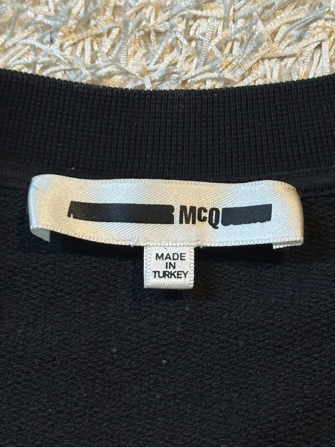 알렉산더 맥퀸 그래피티 로고 맨투맨 블랙 상품이미지4