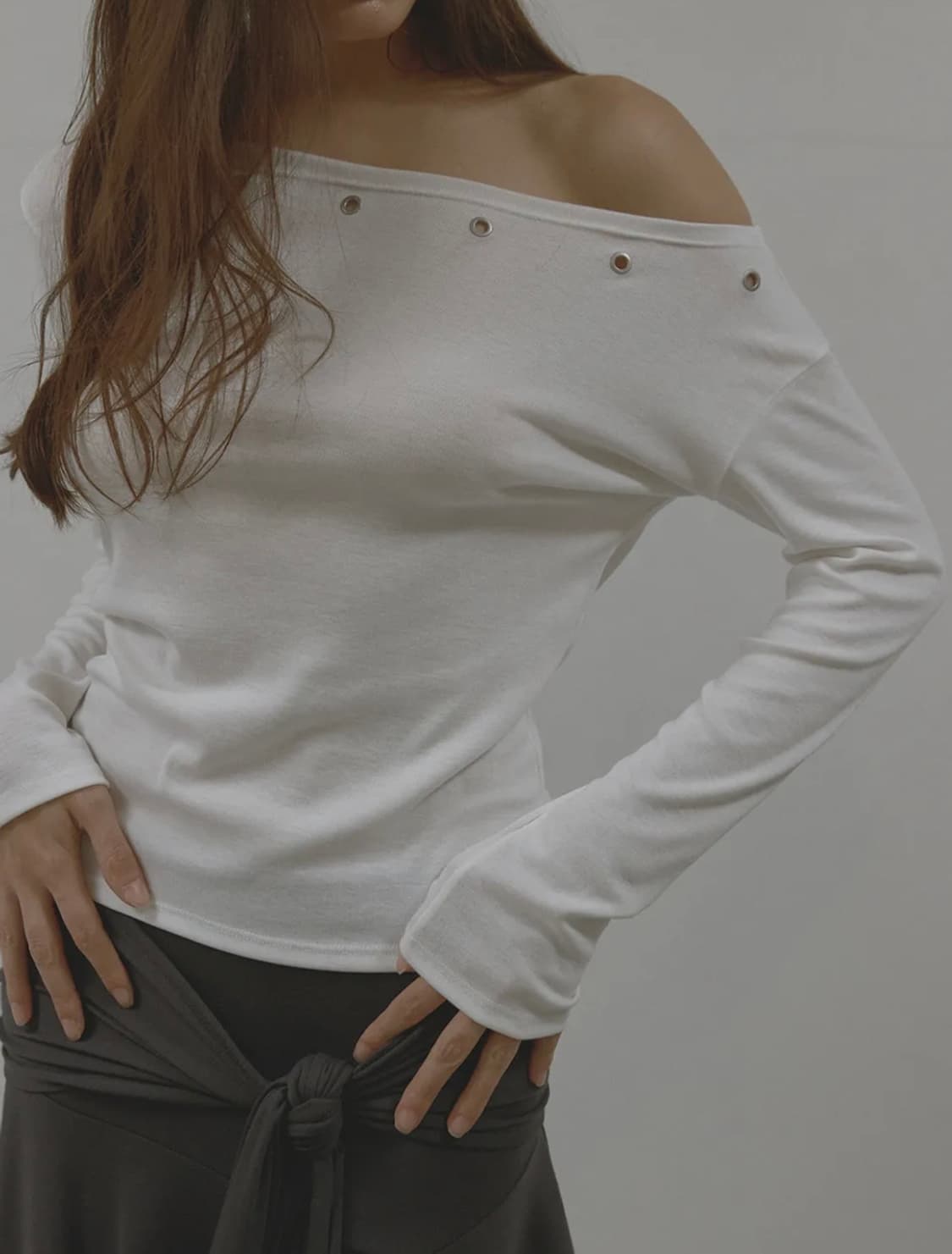 아수라 아일렛 원 숄더 롱 슬리브리스 티셔츠 아이보리 상품이미지5