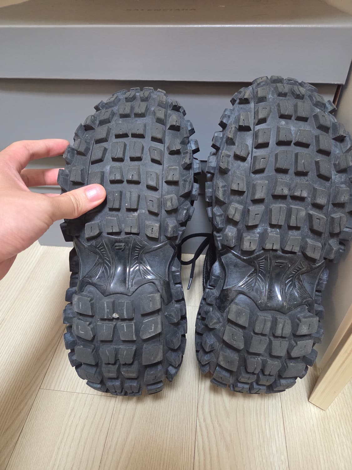 발렌시아가 디펜더43 상품이미지3