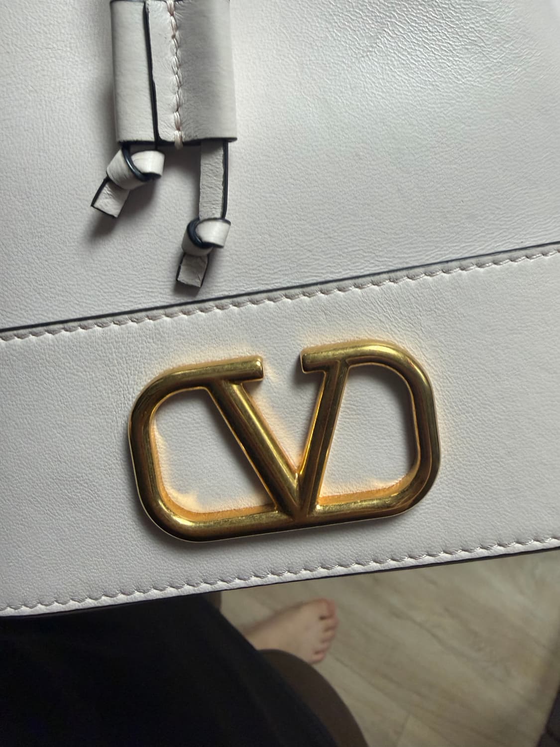 발렌티노 브이 버킷백 화이트 상품이미지4