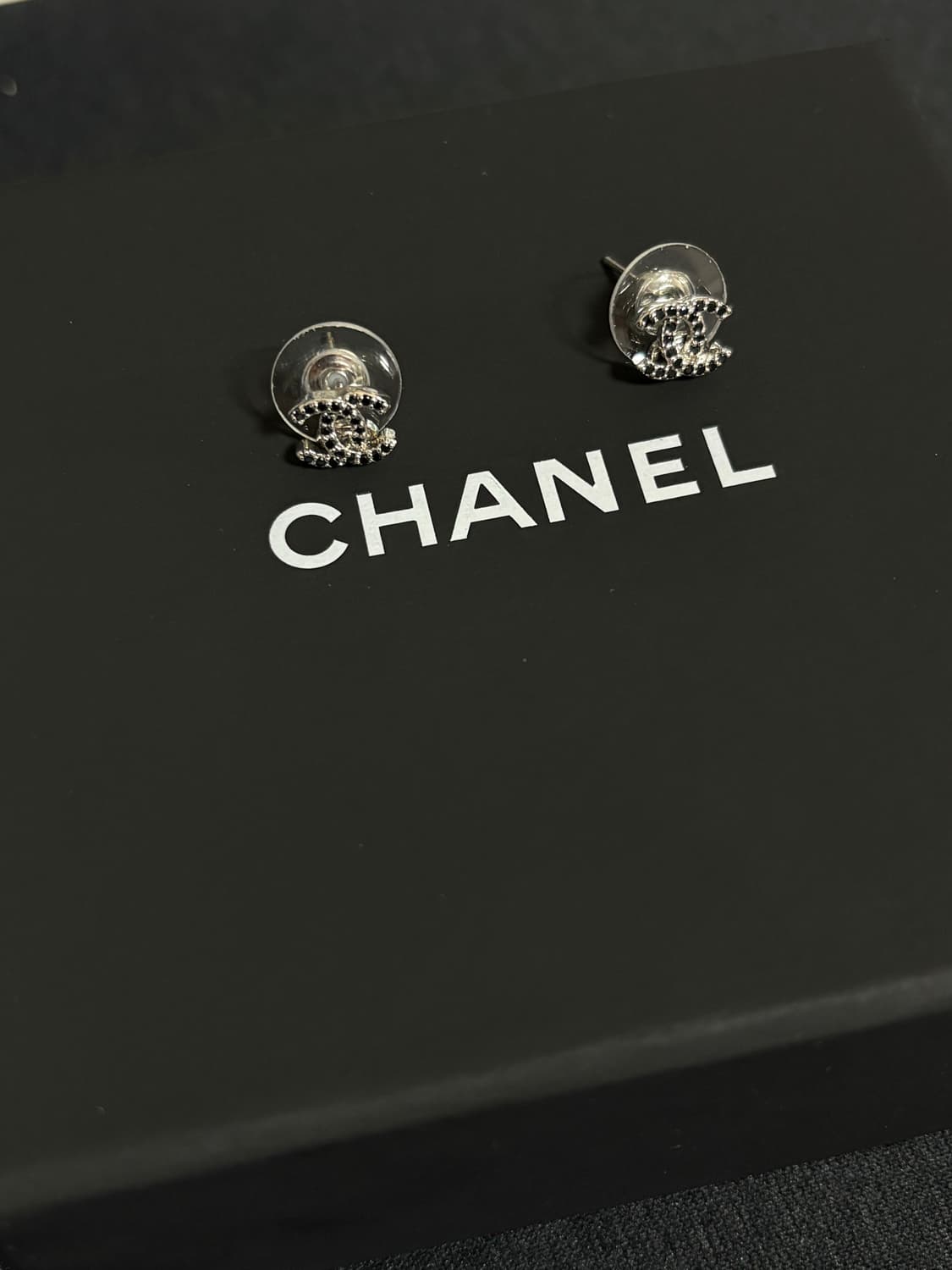 샤넬 정품 cc로고 업사이클링 블랙 스톤 미니 귀걸이 상품이미지1