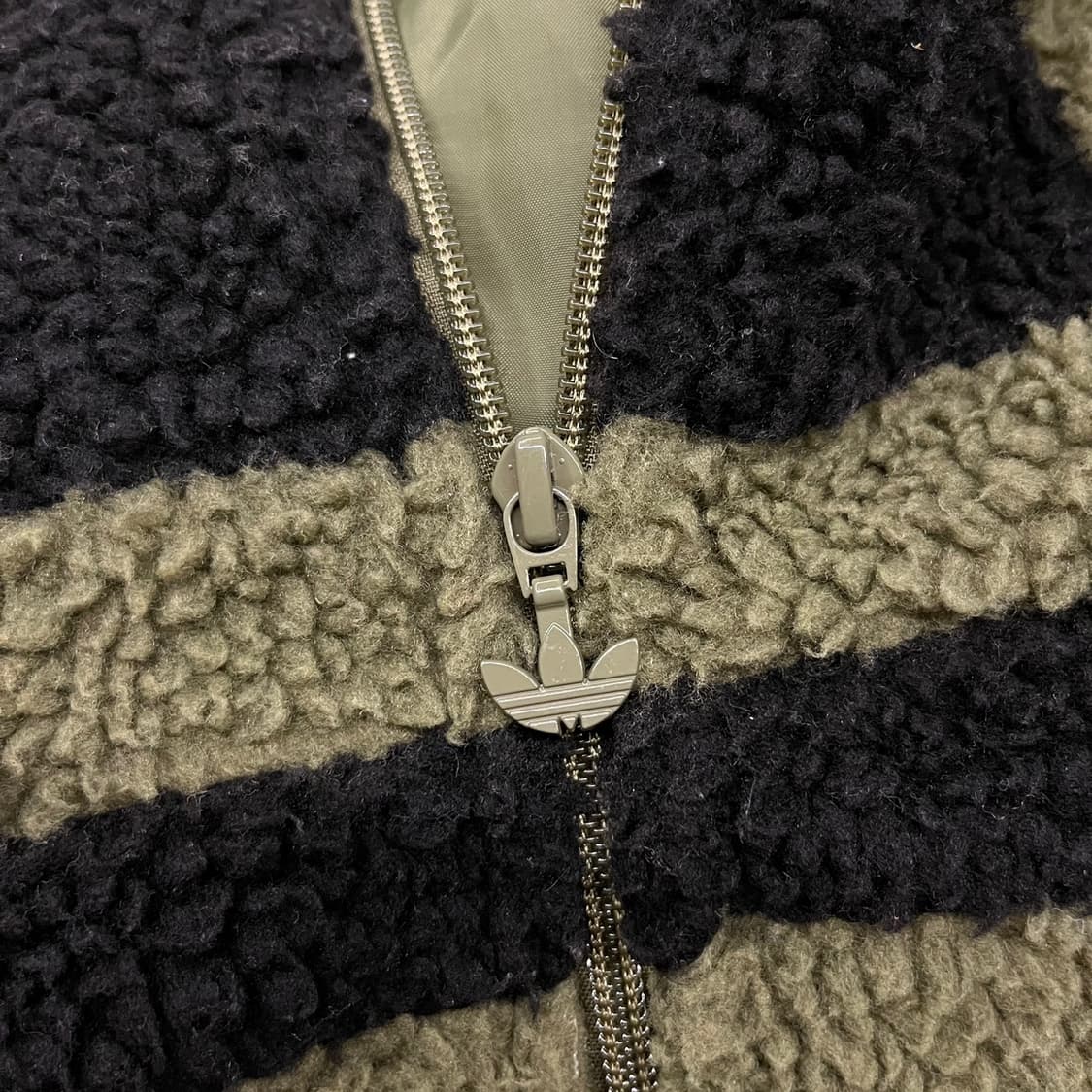 아디다스 카키 블랙 빅 파이어버드 로고 후리스  상품이미지6