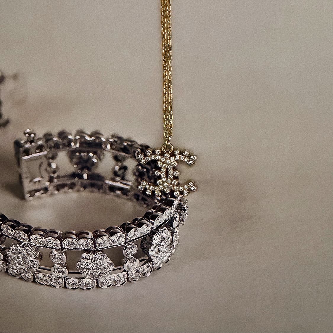 샤넬 클래식 큐빅 디테일 CC 골드 업사이클링 목걸이 상품이미지1