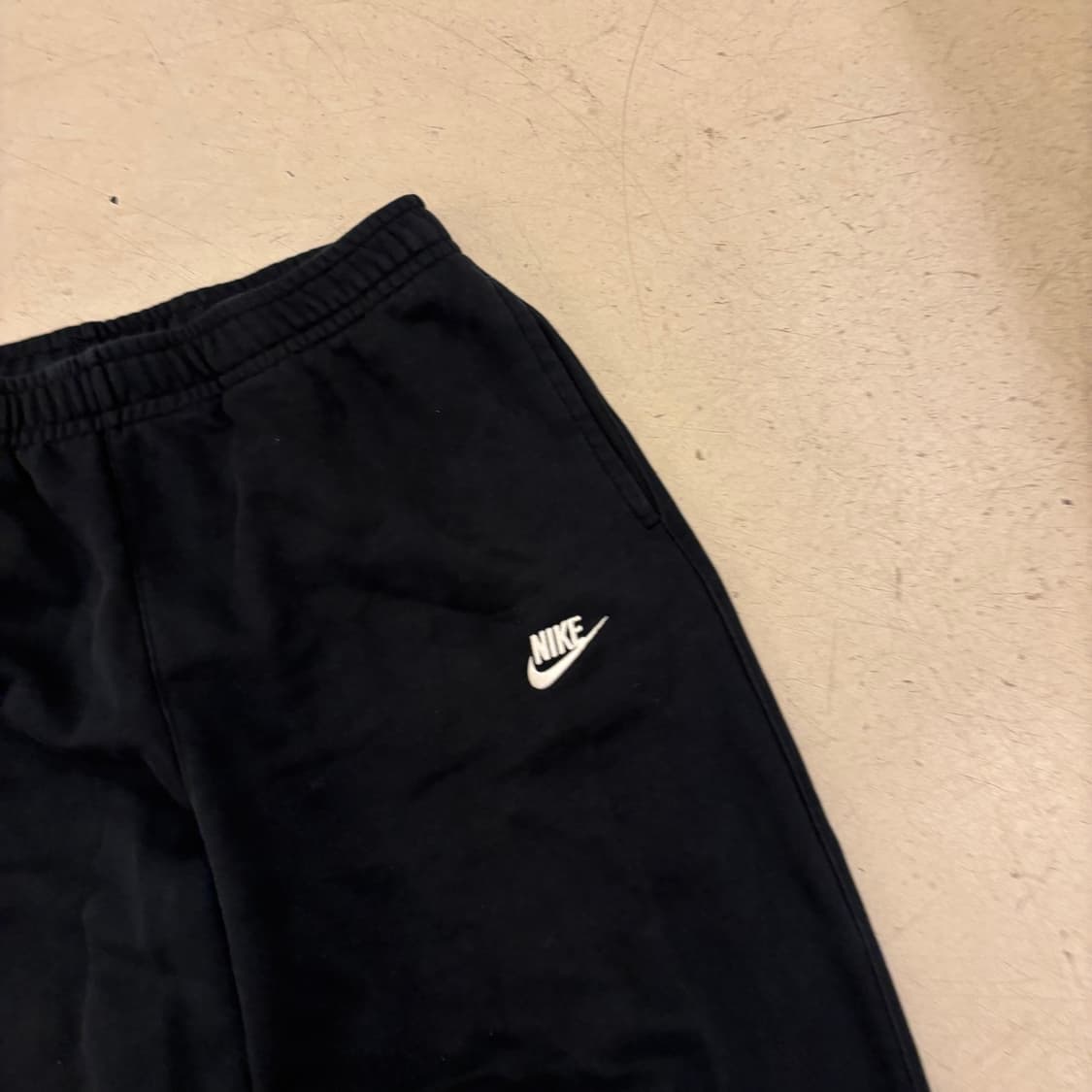 나이키 베이직 로고 블랙 트레이닝 팬츠 상품이미지2