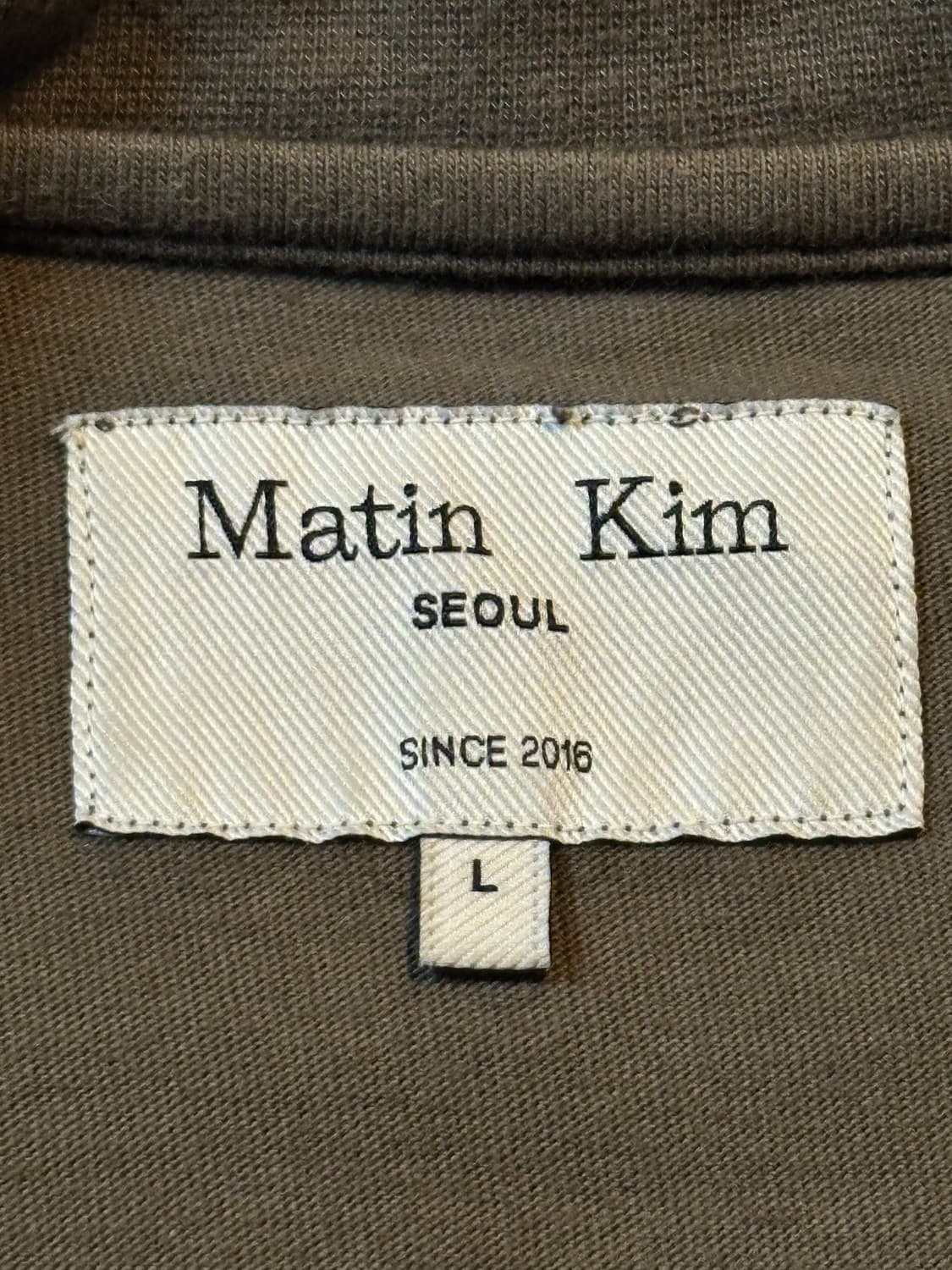 마뗑킴 MATIN KIM 한글로고 아카이브 반팔 티셔츠 카키 상품이미지8