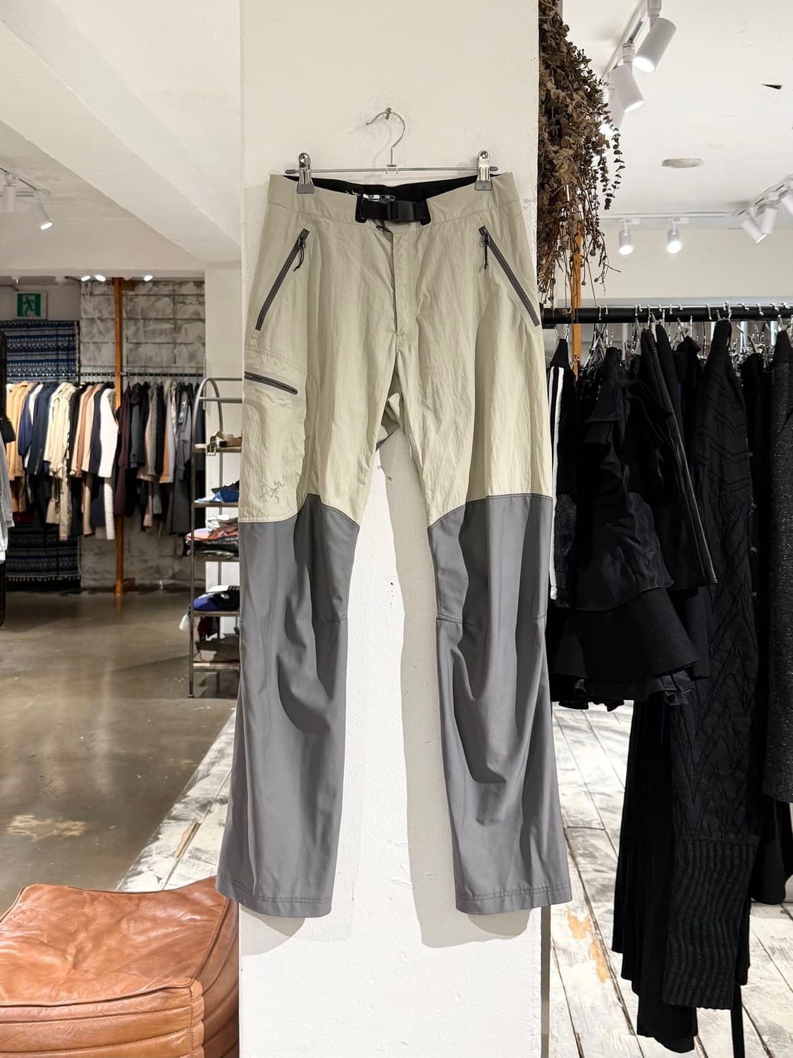 아크테릭스 베이지 그레이 감마 SL 하이브리드 팬츠 상품이미지1