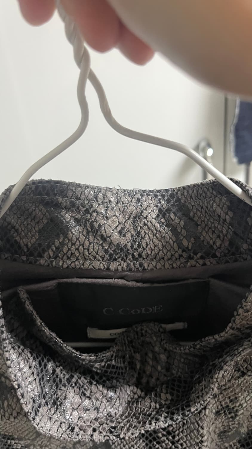 코데즈컴바인 파이톤 사선스냅 레더자켓 상품이미지4