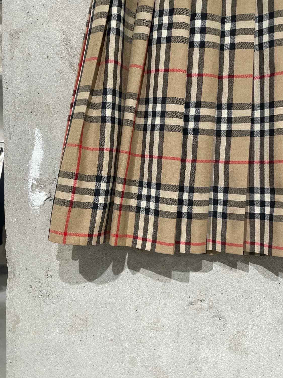 버버리 베이지 노바체크 버클 플리츠 미디스커트 상품이미지4