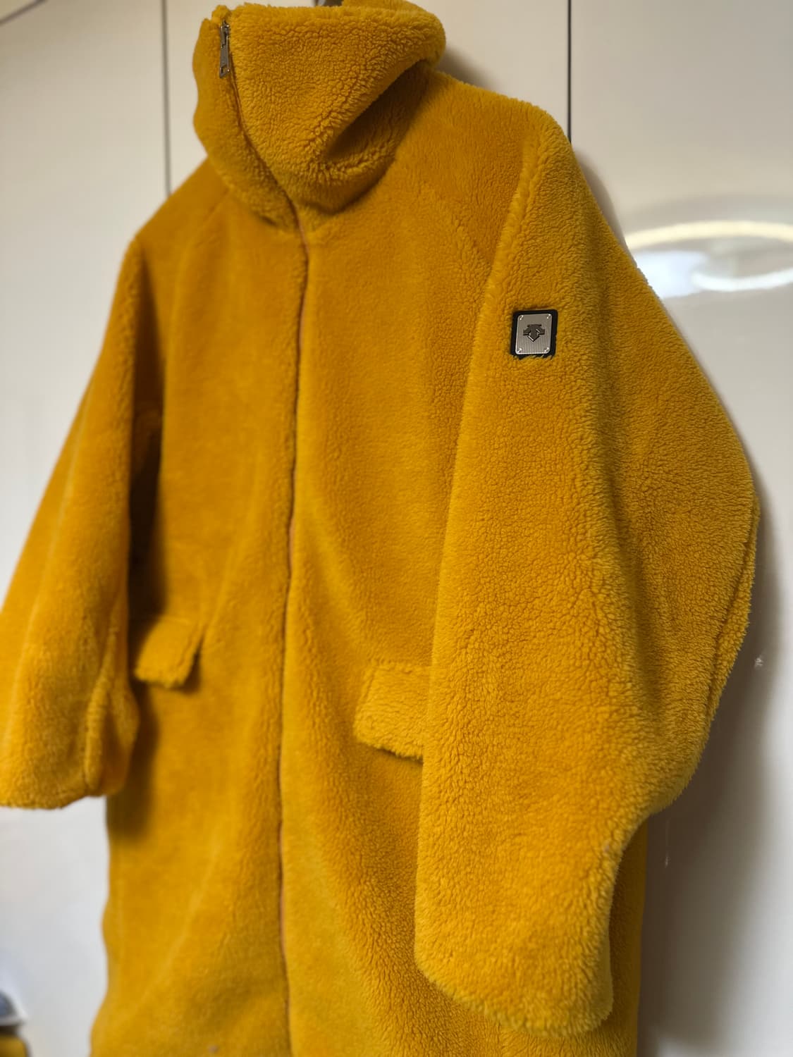 데상트 뽀글이 플리스 자켓 머스타드  상품이미지3