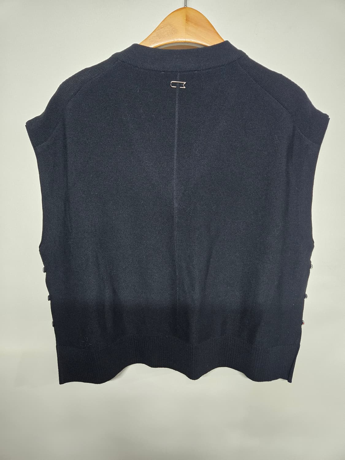 LMARMUNG 우아뭉  브이넥 니트 조끼 블랙 S95 상품이미지2