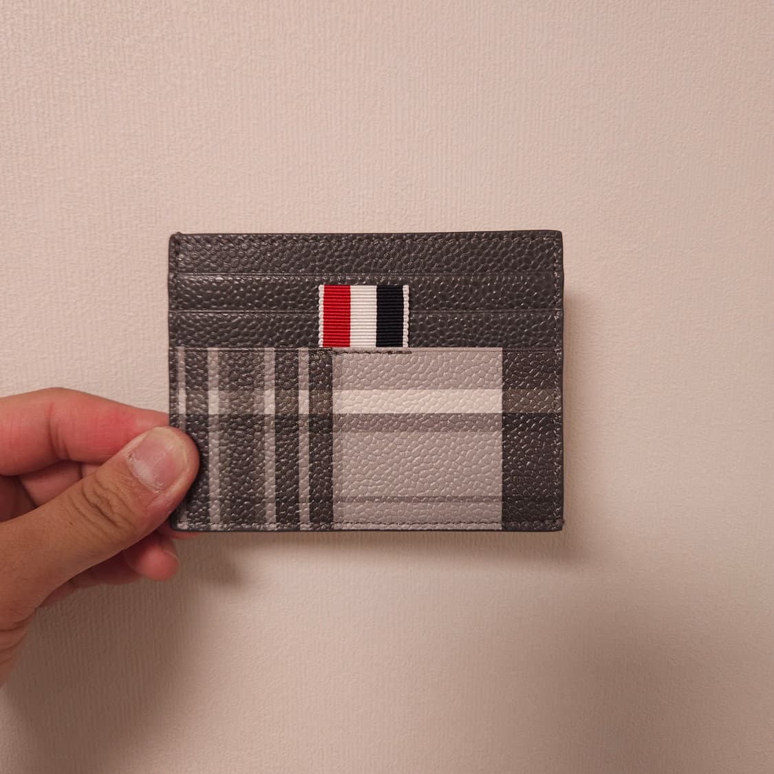 톰브라운 카드지갑 그레이 체크 상품이미지1