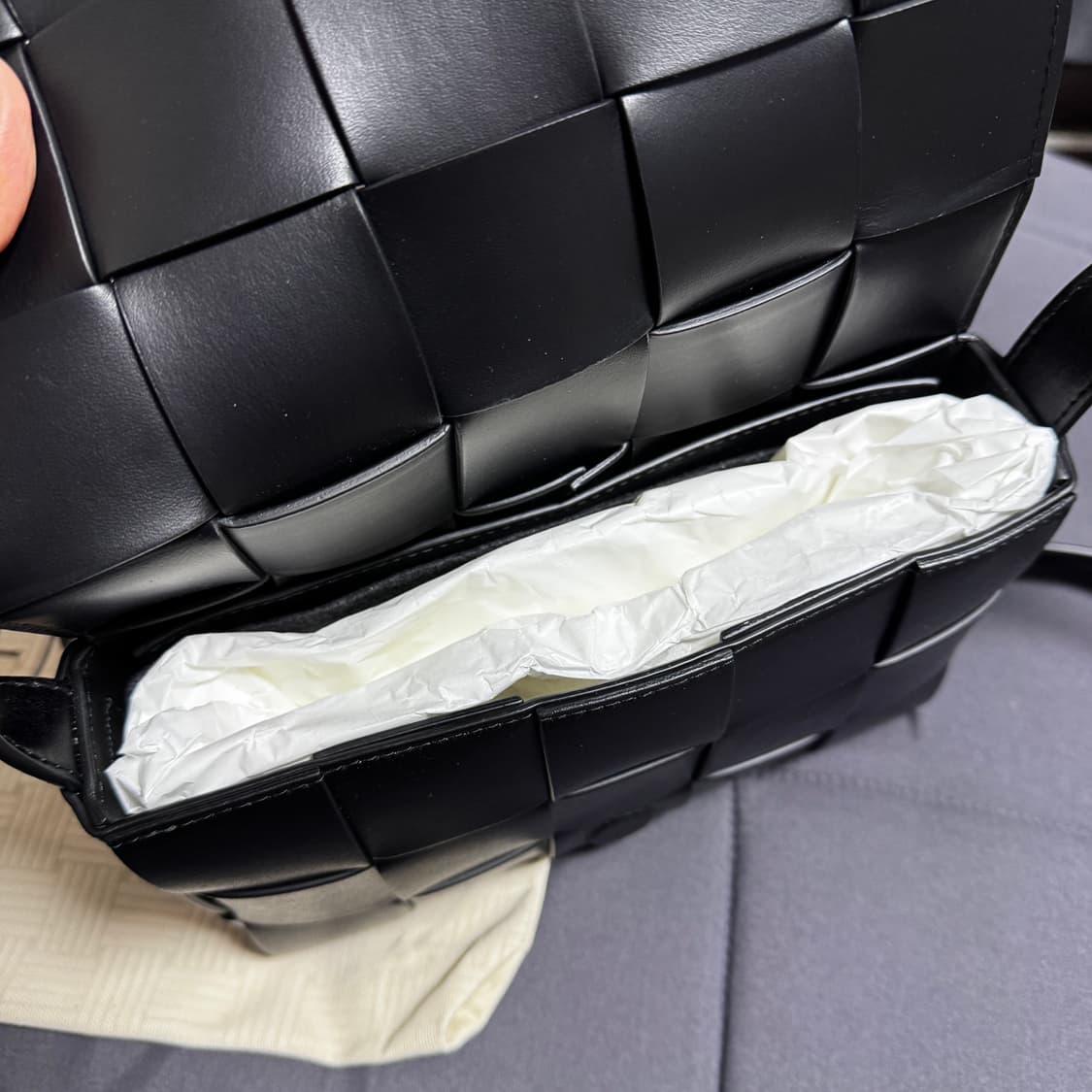 보테가베네타 카세트백 블랙 컬러 판매합니다. 상품이미지6