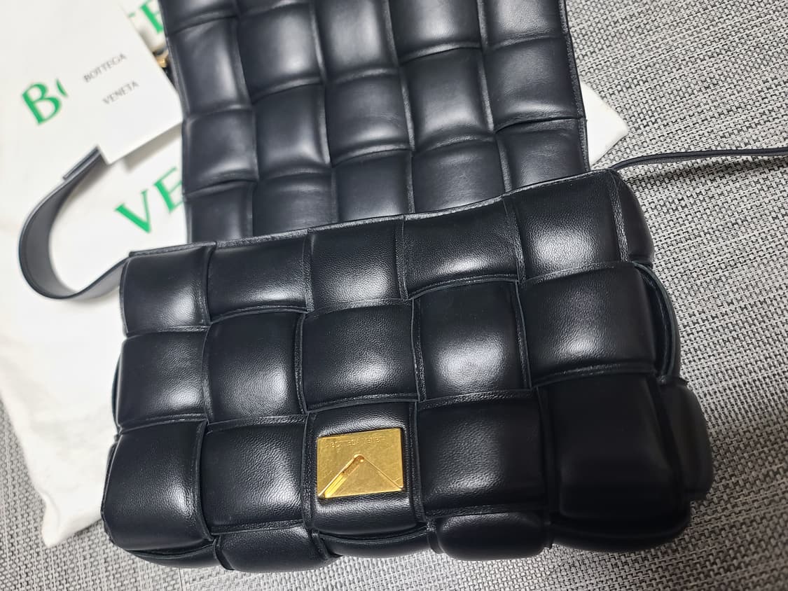보테가베네타 카프스킨 레더 패딩백 카세트백 블랙 금장 크로스백 상품이미지3