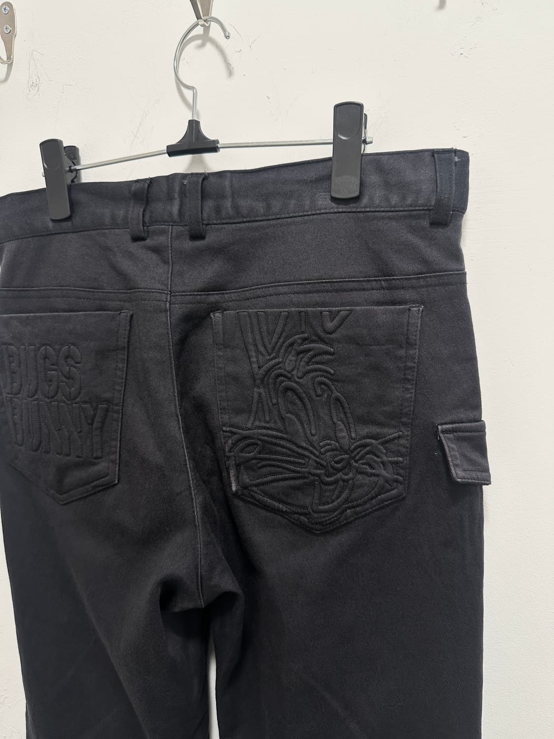 BUGS BUNNY embossed detail pocket pants 상품이미지6
