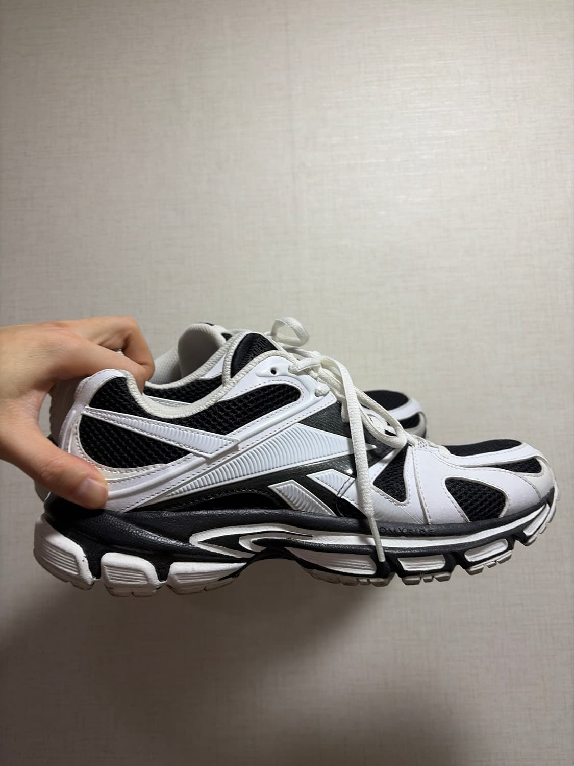 베트멍x리복 러너  255 검흰 상품이미지2