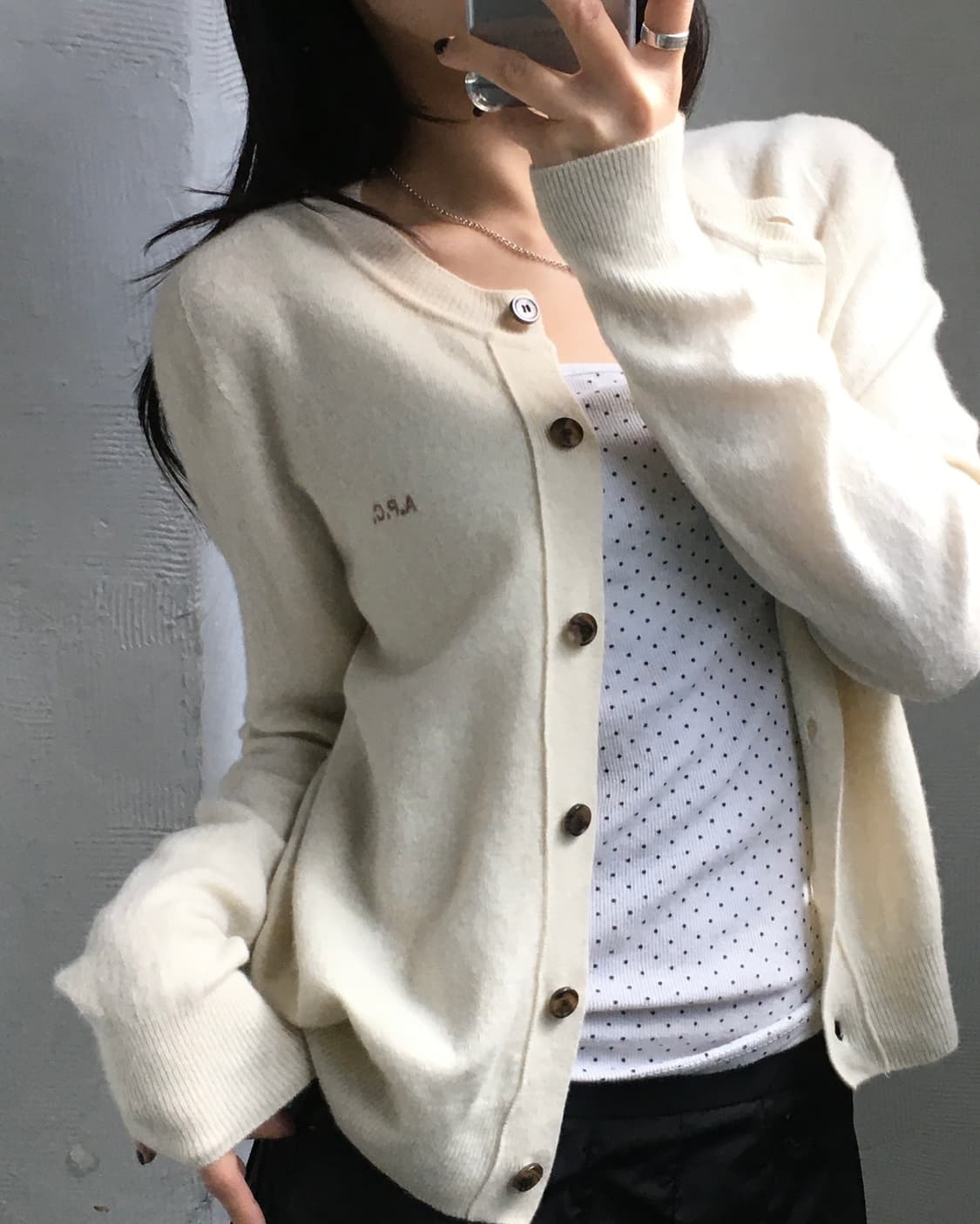 A.P.C. 아페쎄 캐시미어10 자수로고 아이보리컬러 라운드넥 가디건 상품이미지2