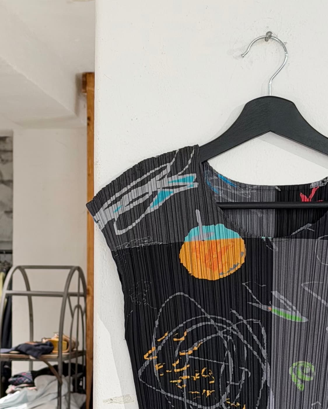 플리츠 플리즈 블랙 그래픽 슬리브리스 탑 상품이미지2