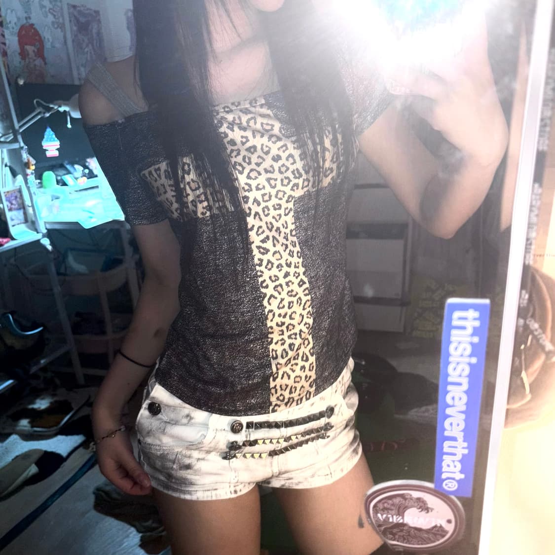 Vintage Cross Gyaru Off-Shoulder T-Shirt 상품이미지1