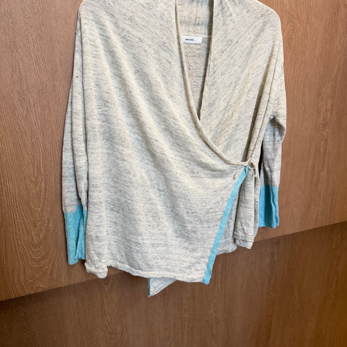 니코앤드 롱슬리브 랩 가디건 블루 배색 타이 스트랩 디테일 아이보리 상품이미지8