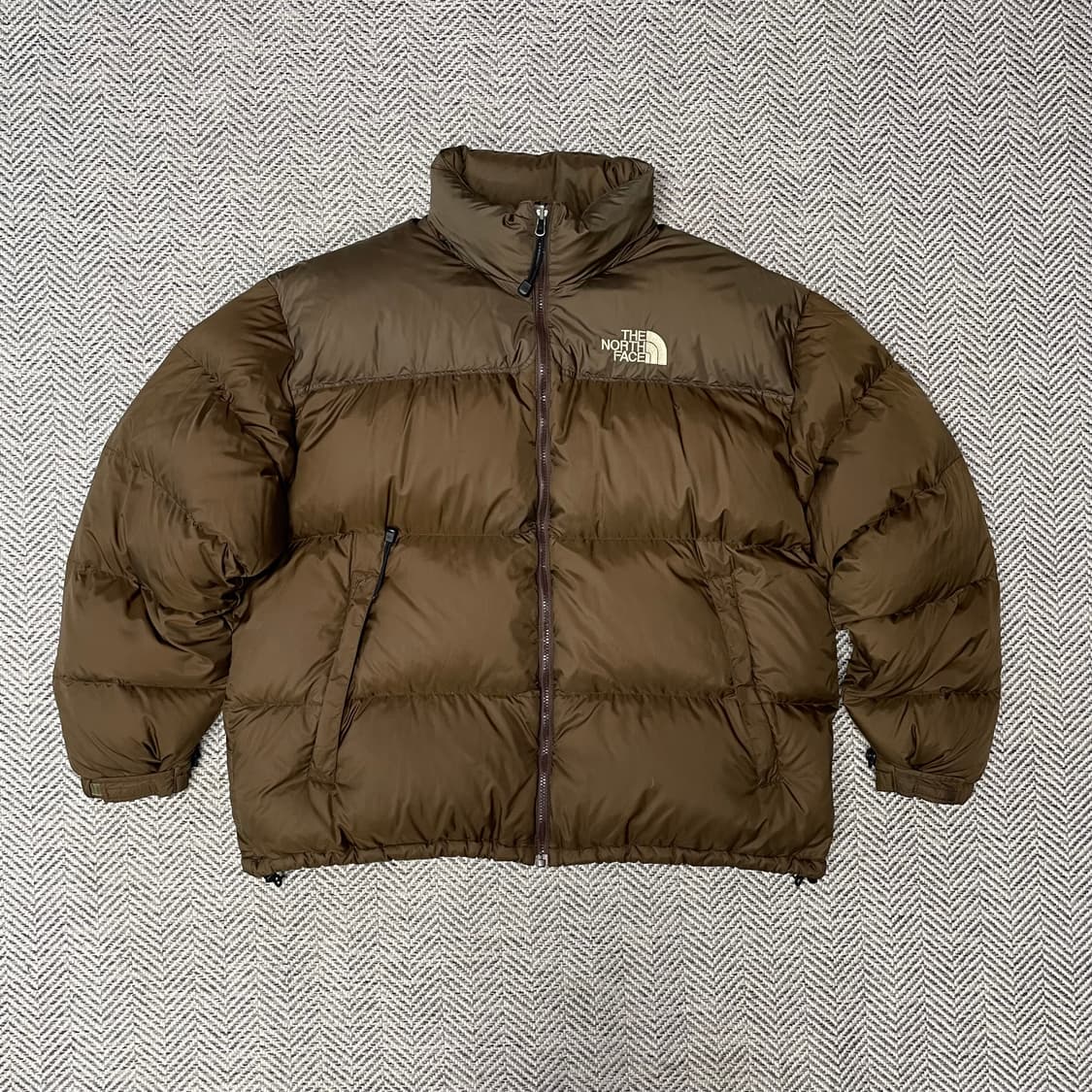 [115] 노스페이스 센터로고 무광 브라운 켄달제너 700 눕시 패딩 상품이미지2