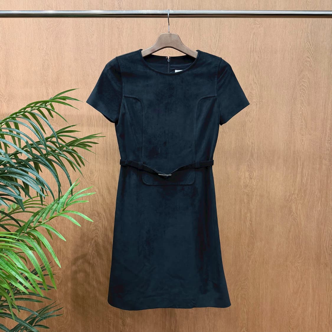 꾸레쥬 반팔 미디 원피스 벨트 포인트 라운드넥 스웨이드 디테일 블랙 상품이미지1