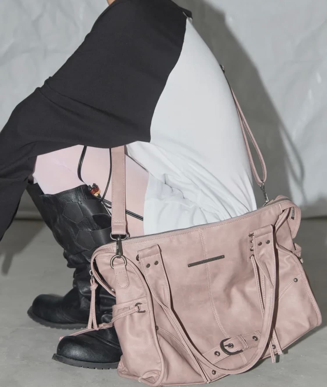 팬시클럽 벨티드 워싱 레더백 베이비 핑크 상품이미지2