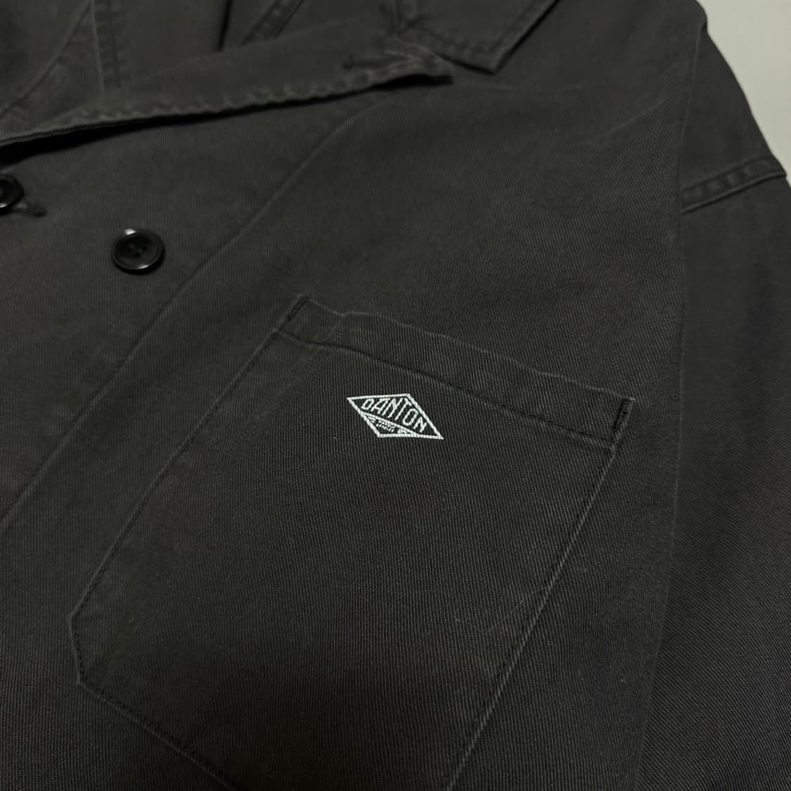단톤(DANTON) 차콜컬러 워시드 코튼 나염 로고 더블 하프 코트 자켓 상품이미지4