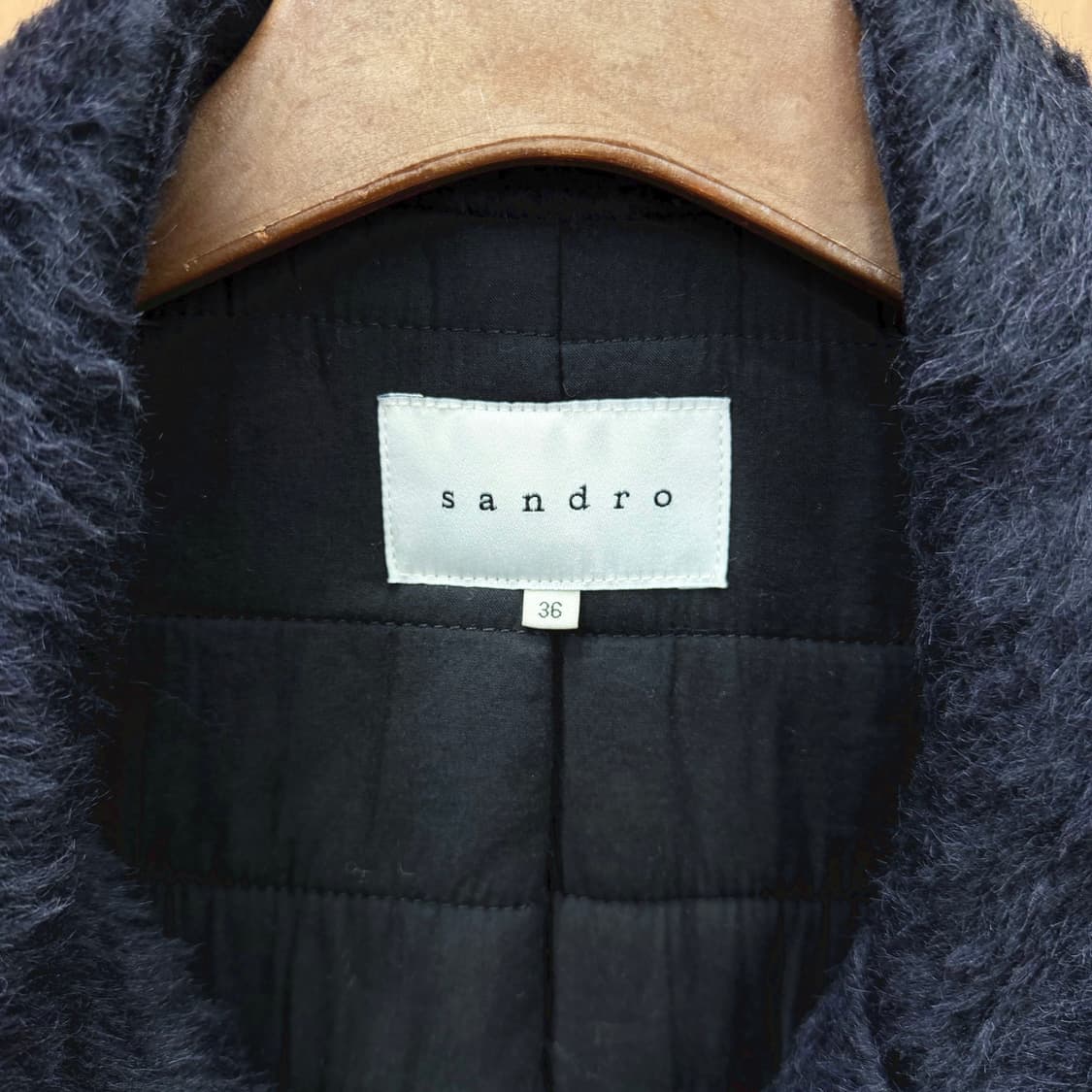 산드로 롱 코트 퍼 텍스처 언밸런스 집업 레더 포켓 디테일 블랙 상품이미지7