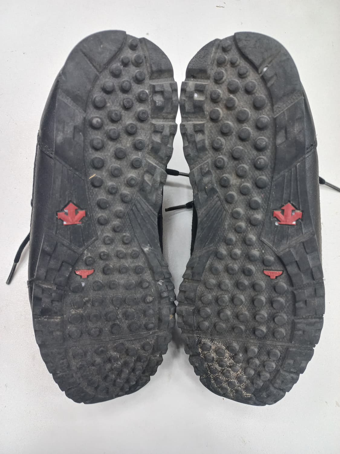 데상트 스위스 퀄팅 디자인 미드 트레킹화 230mm 블랙/레드 상품이미지1