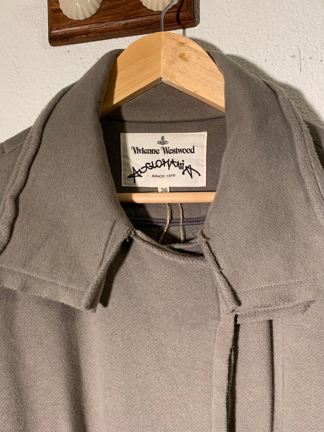 비비안 웨스트우드 앵글로마니아 사선 버튼 코트  상품이미지2