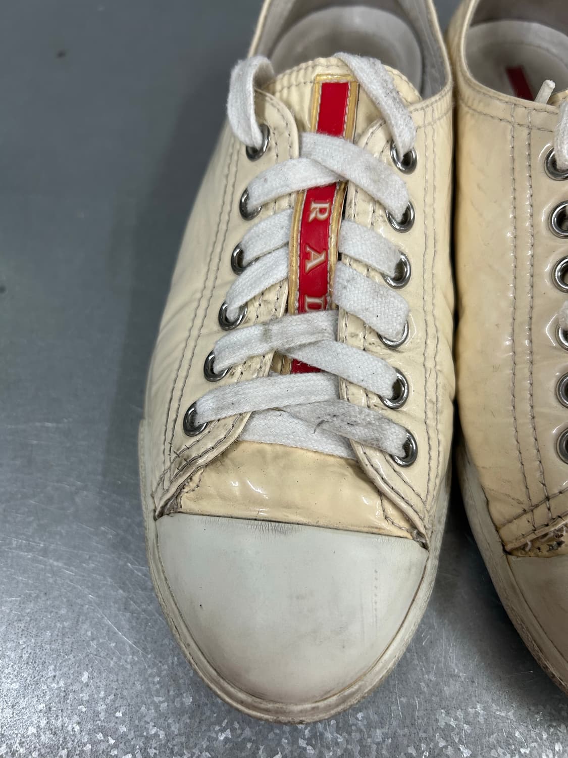 프라다 클래식 레드탭 스니커즈 35.5 상품이미지8