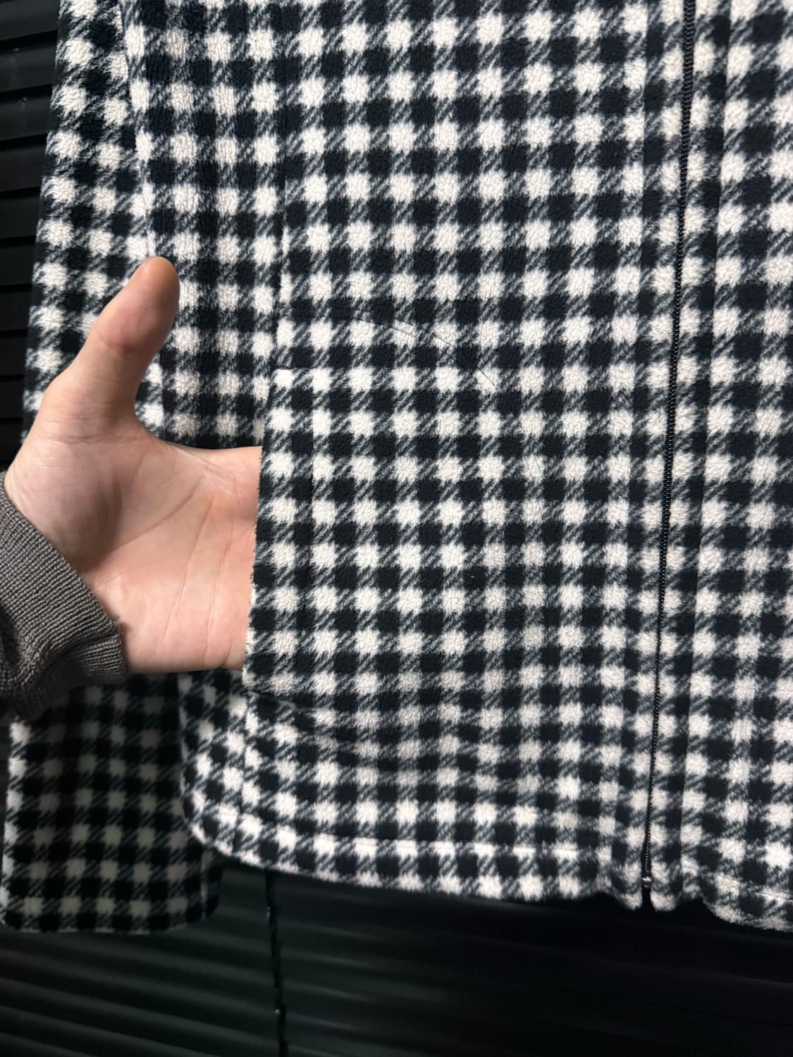 유니클로 깅엄 체크 바둑판 체커보드 후리스 플리스 방한 집업 블랙 화이트 상품이미지4