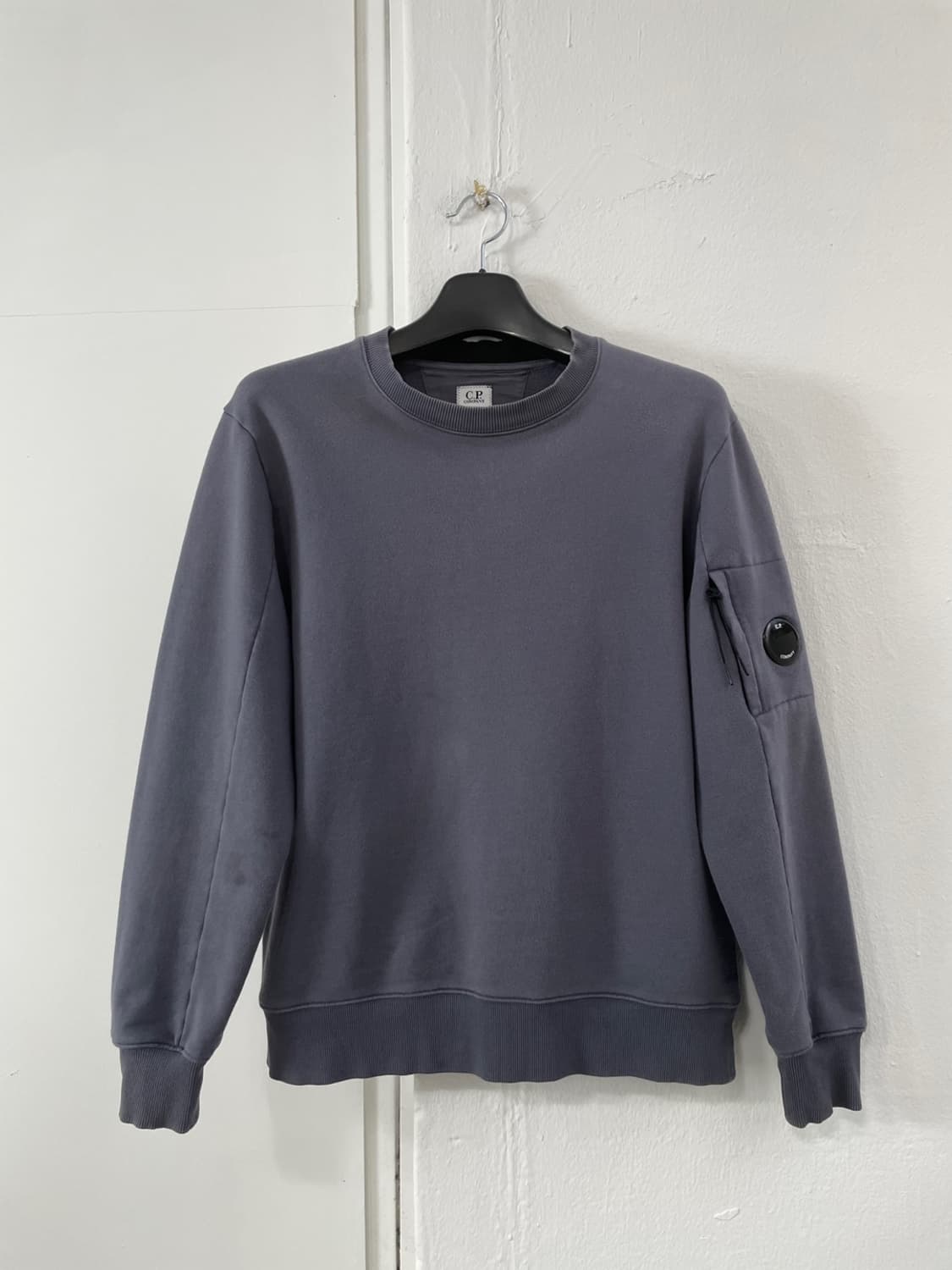 CP 컴퍼니 렌즈 맨투맨 상품이미지1