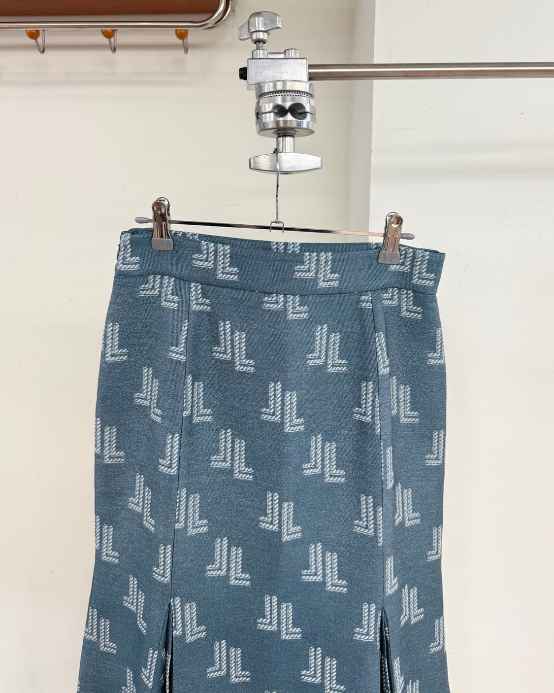 랑방 블루 로고 핀턱 미디스커트 상품이미지5