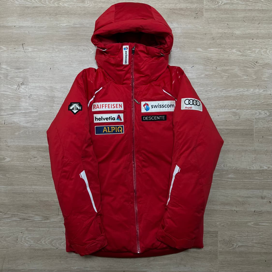 데상트 아우디 덕다운 스위스팀 후드 패딩 점퍼 [레드] S/90 상품이미지1
