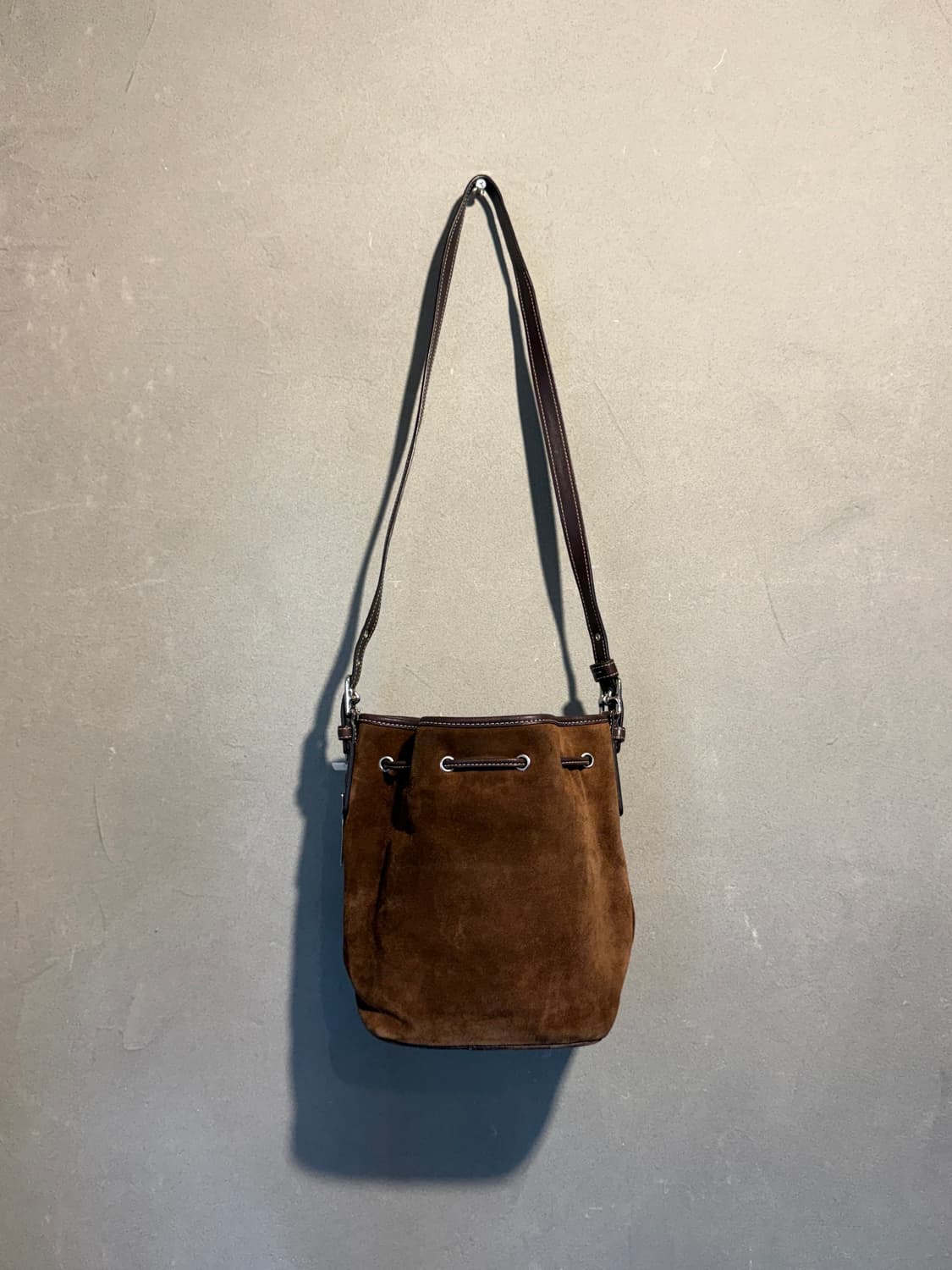 코치 스웨이드 드로우스트링 버킷 숄더백 상품이미지2