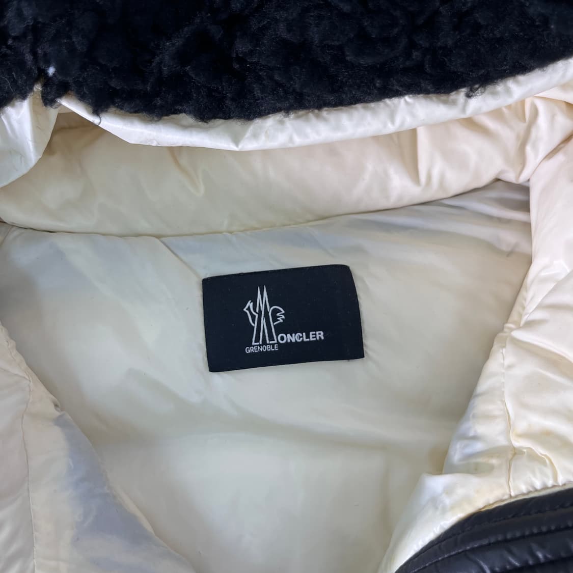 W100 몽클레어 25FW 패딩 베스트  상품이미지3