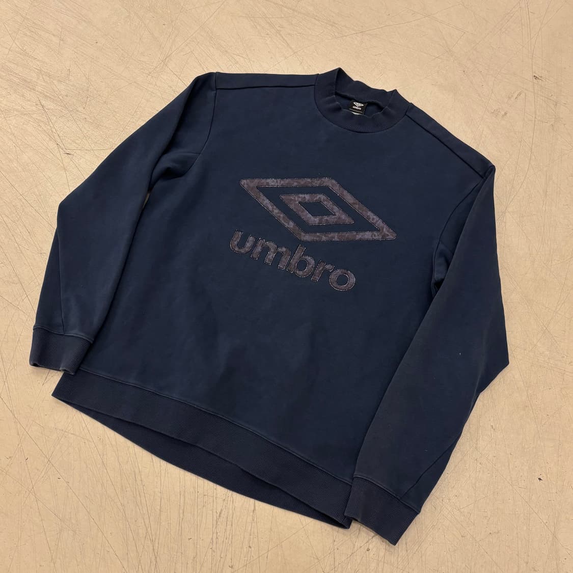 엄브로 빅로고 네이비 맨투맨 상품이미지1