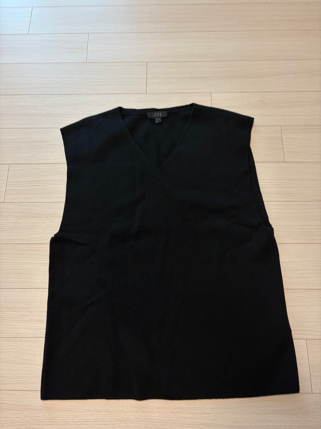 COS 울 클린 컷 브이넥 베스트 상품이미지4