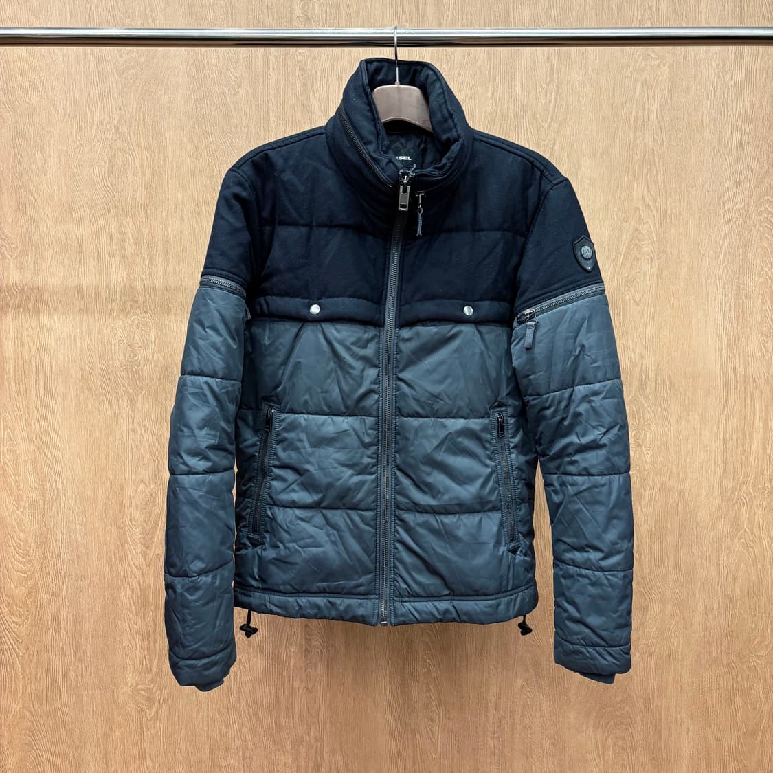 디젤 하이넥 패딩 점퍼 배색 울 퀄팅 숄더 로고 라운드 패치 디테일 블랙 상품이미지2