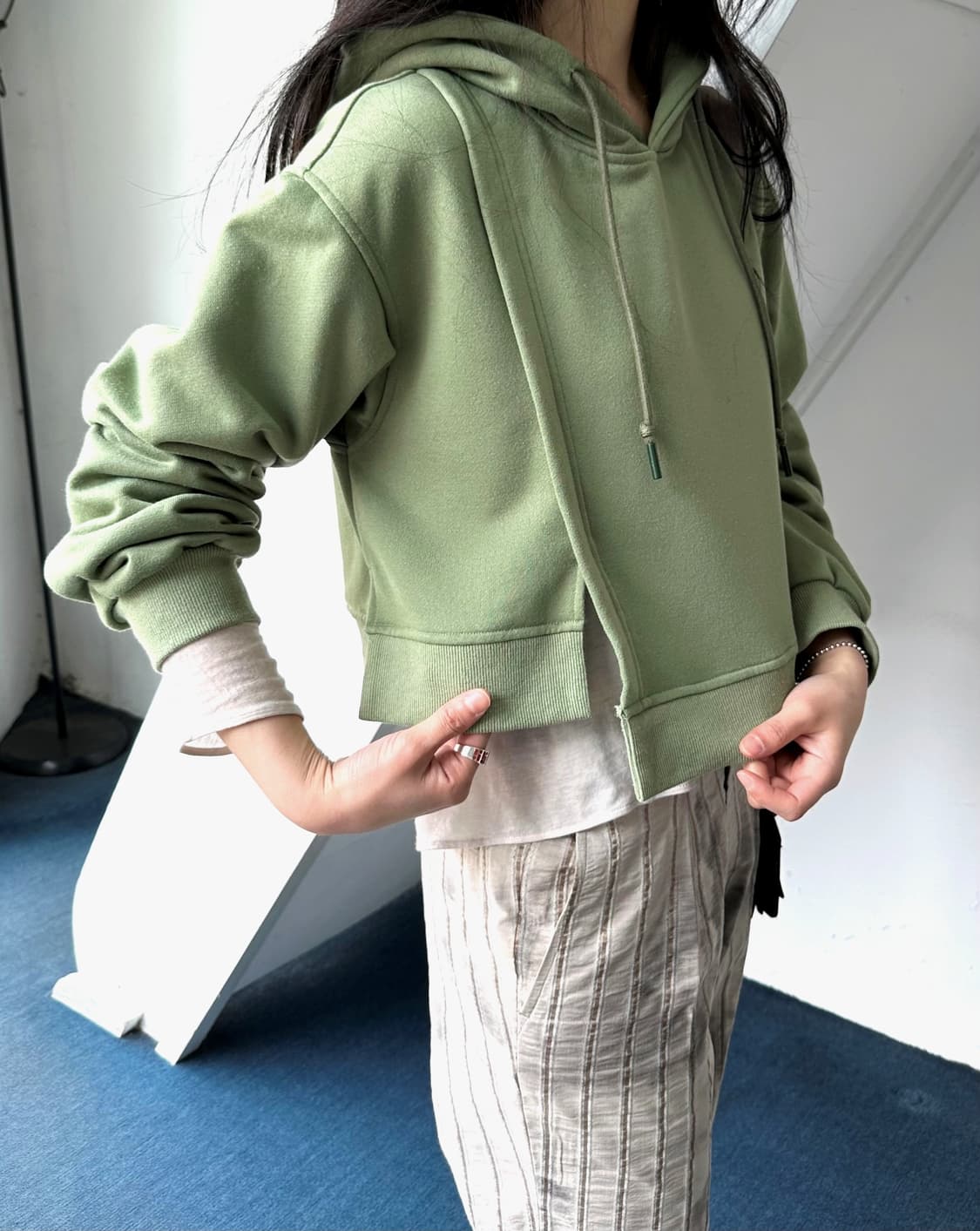 Design panel cropped hood sweat P/O 상품이미지8