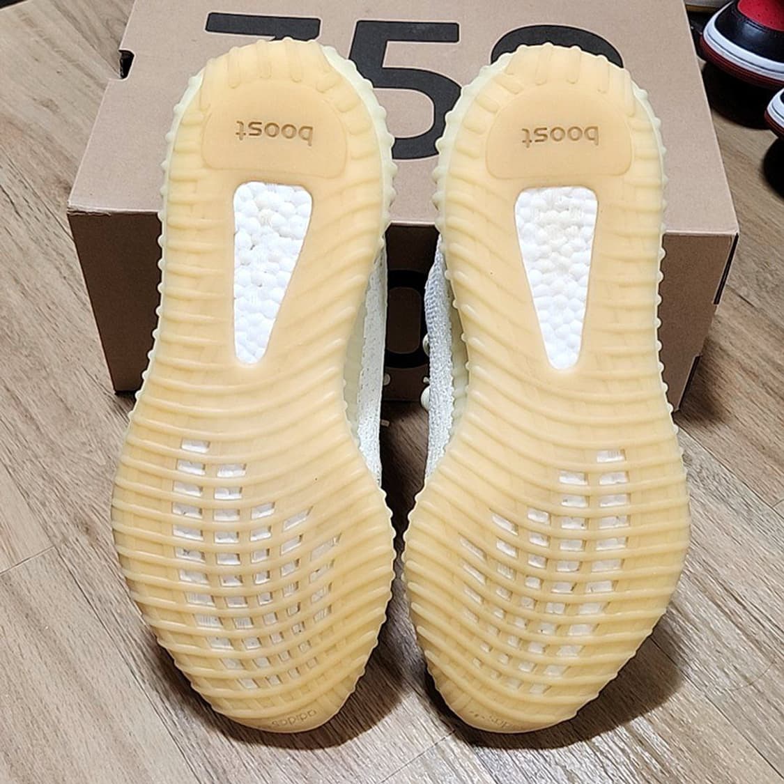 아디다스 285 이지부스트 버터 상품이미지6