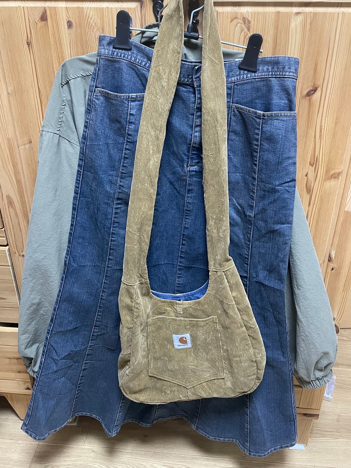 칼하트 코듀로이 크로스백 베이지 상품이미지1